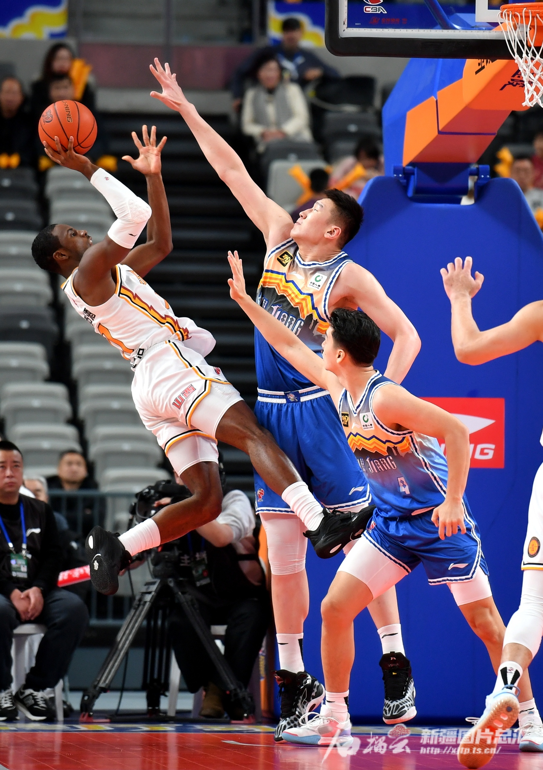 山西男篮主场高歌猛进，观众欢呼不断的简单介绍