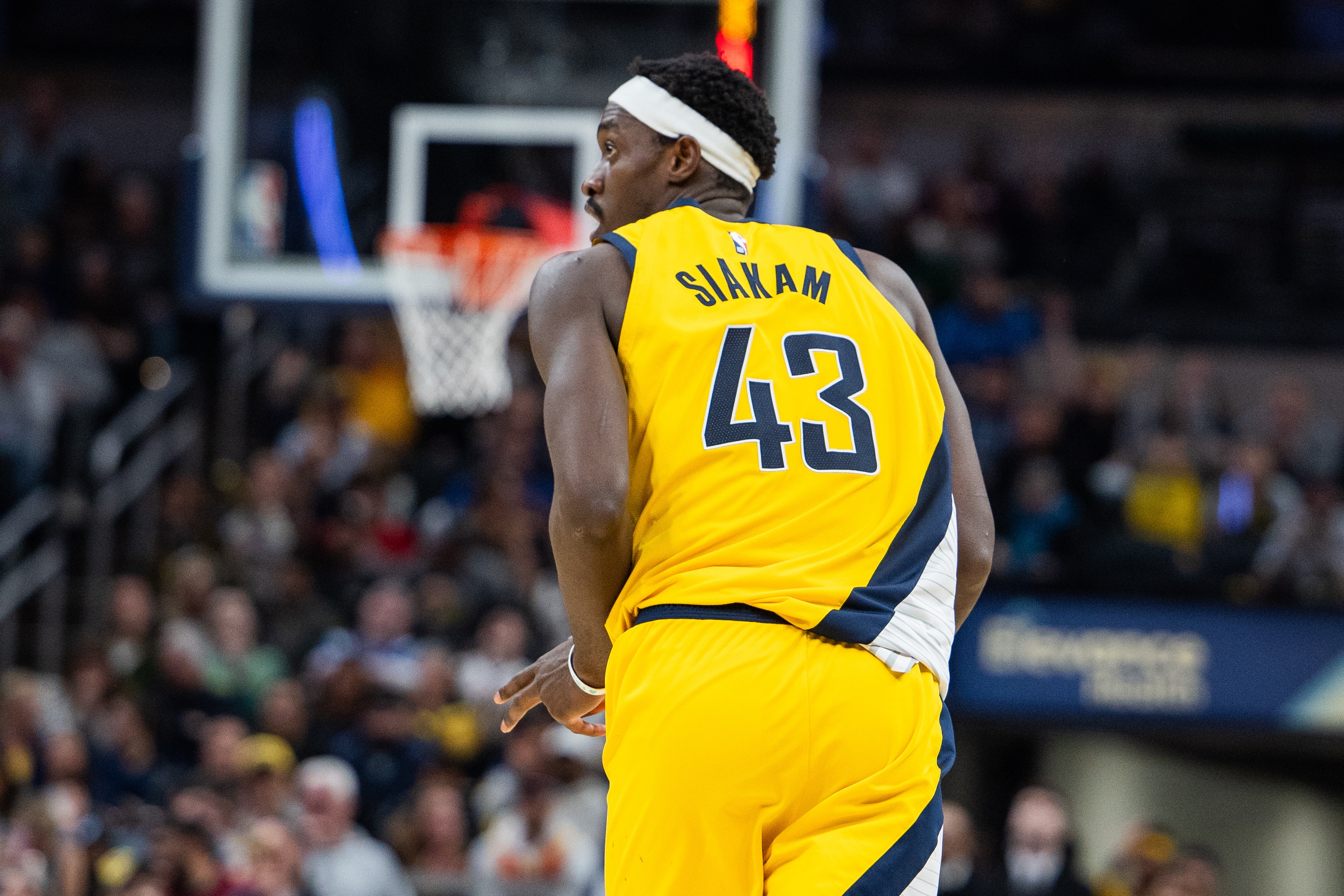 西亚卡姆回归赛场，回归赛场首场状态亮眼，美国队观众沸腾！